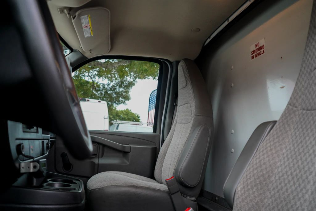 
								2017 Chevrolet Express Commercial Cutaway Cutaway Van 2D full									