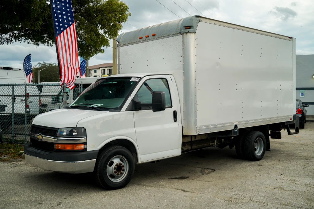
								2017 Chevrolet Express Commercial Cutaway Cutaway Van 2D full									