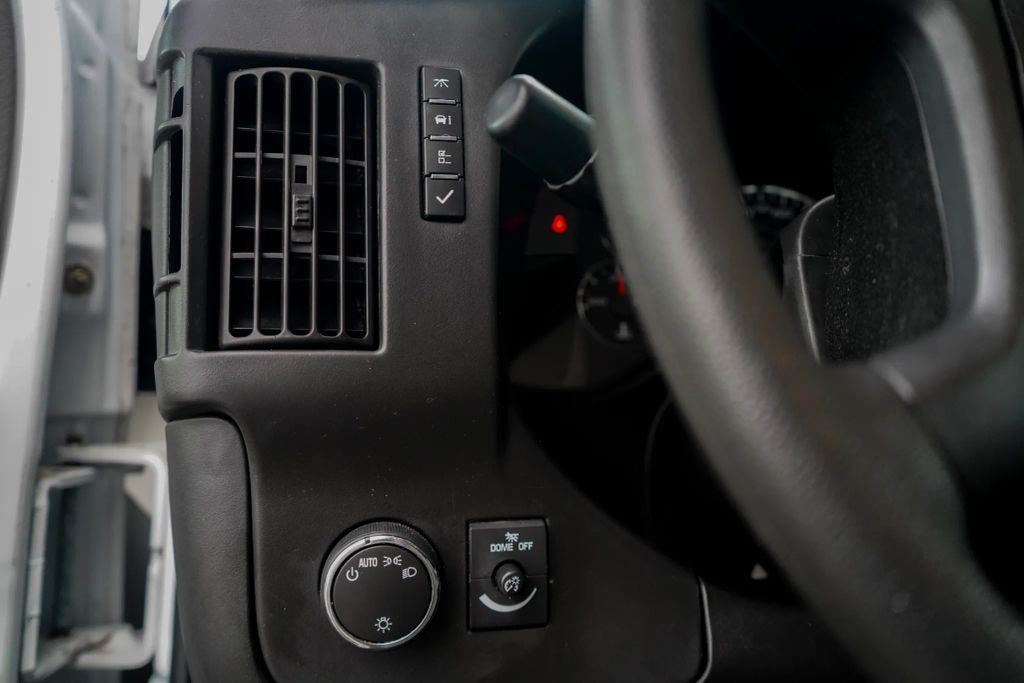 
								2017 Chevrolet Express Commercial Cutaway Cutaway Van 2D full									