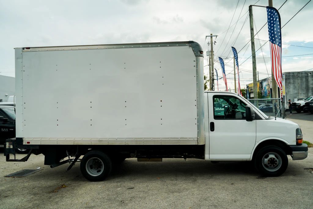 
								2017 Chevrolet Express Commercial Cutaway Cutaway Van 2D full									