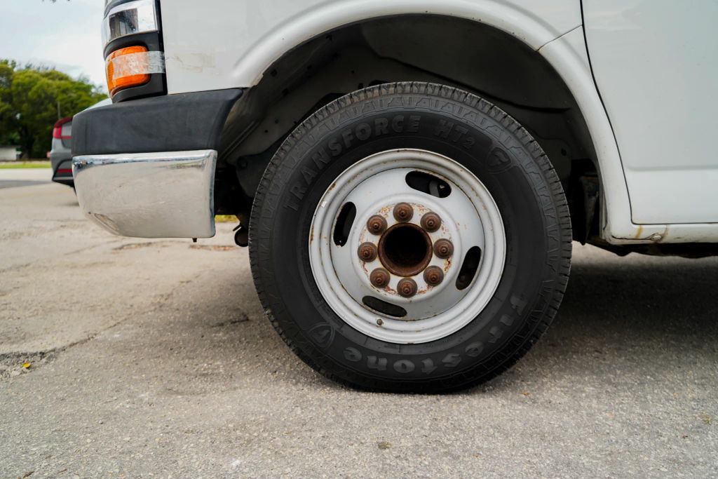 
								2017 Chevrolet Express Commercial Cutaway Cutaway Van 2D full									