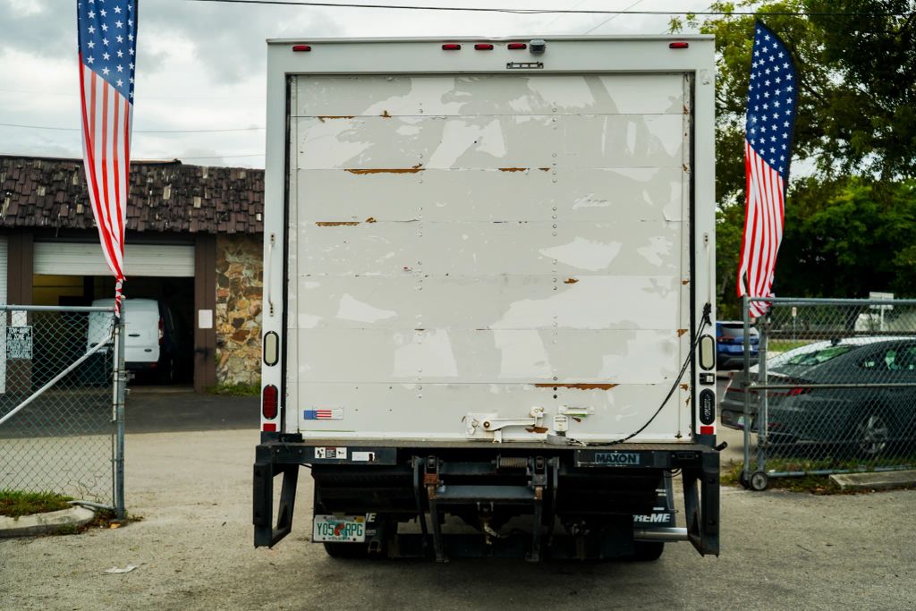 
								2017 Chevrolet Express Commercial Cutaway Cutaway Van 2D full									