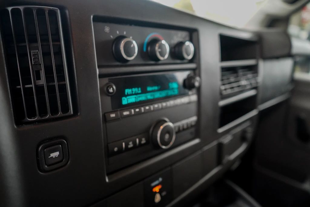 
								2017 Chevrolet Express Commercial Cutaway Cutaway Van 2D full									