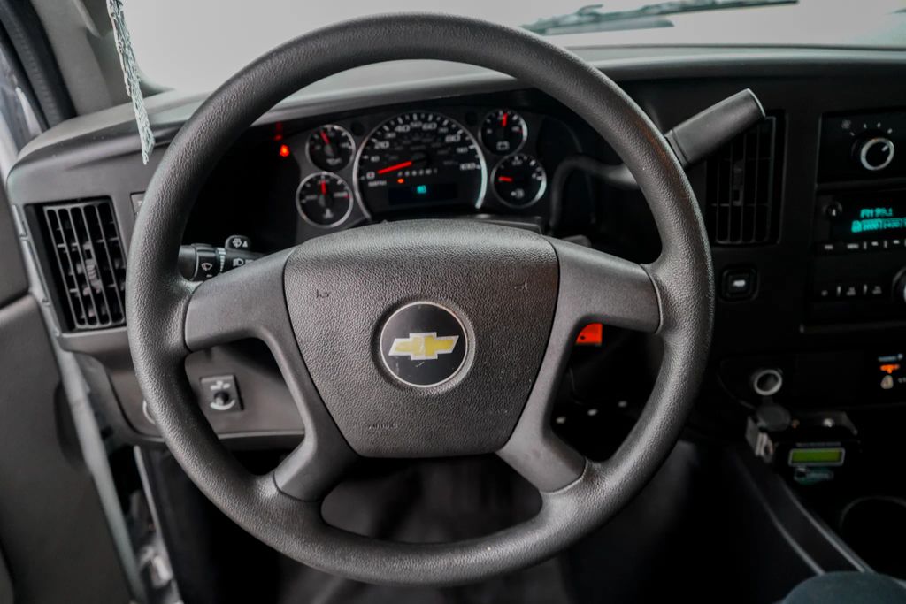 
								2017 Chevrolet Express Commercial Cutaway Cutaway Van 2D full									