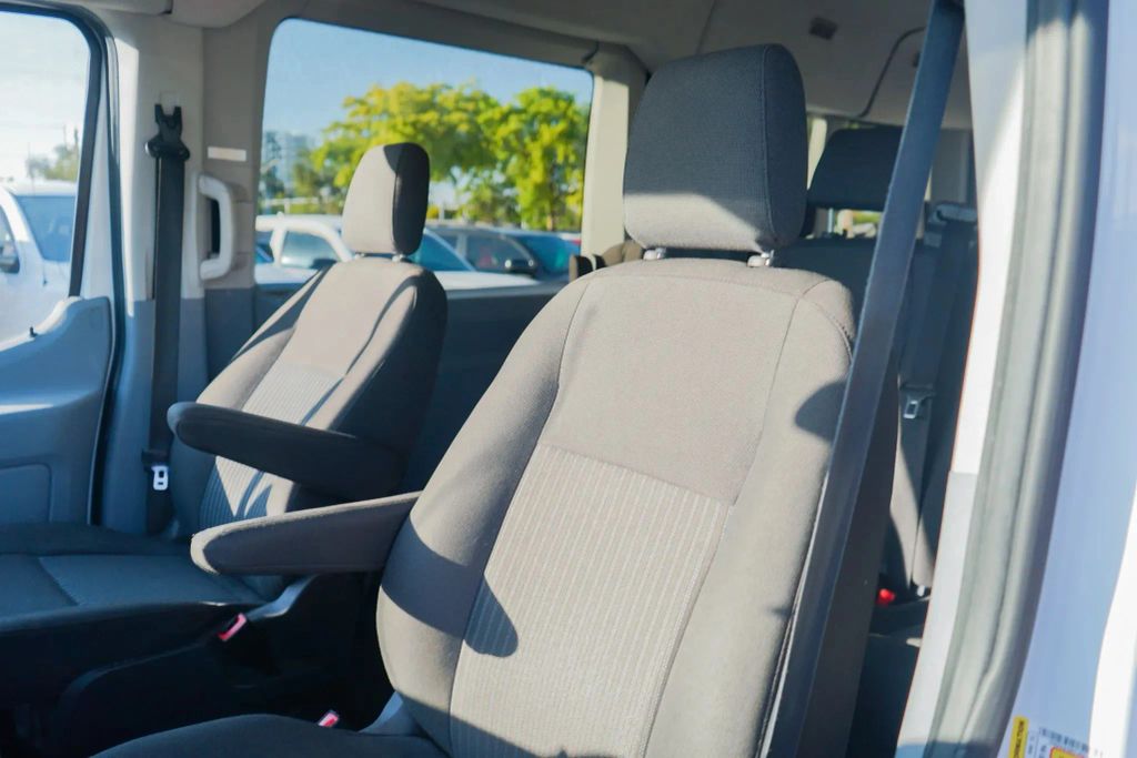 
								2018 Ford Transit 350 Wagon XLT w/Medium Roof w/Sliding Side Door Van 3D full									