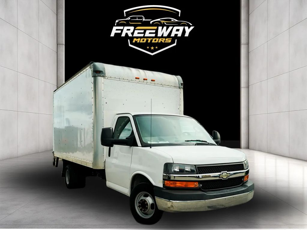 2017 Chevrolet Express Cutaway Base's photo