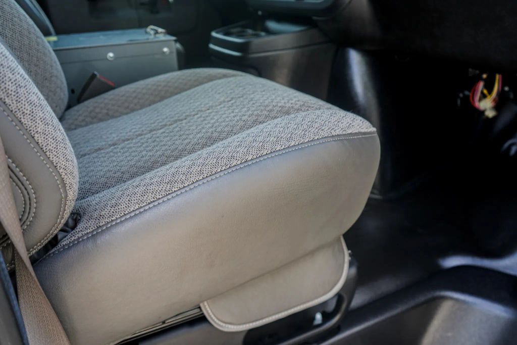 
								2017 Chevrolet Express 2500 Cargo Extended Van 3D full									