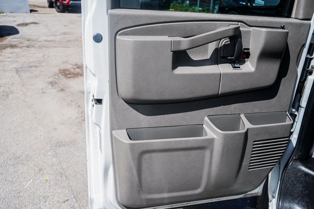 
								2017 Chevrolet Express 2500 Cargo Extended Van 3D full									