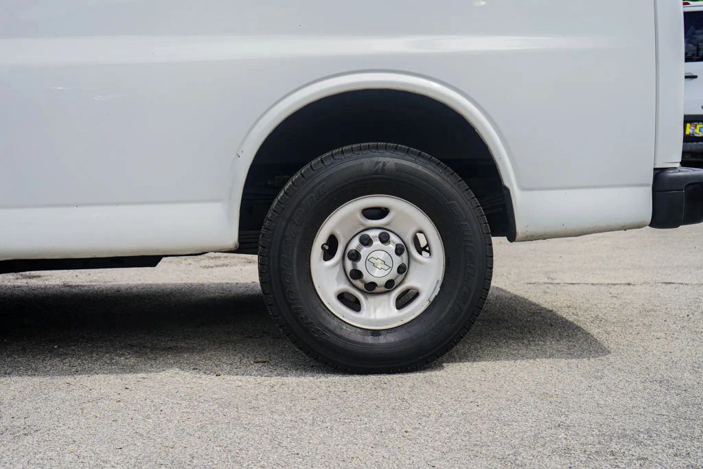 
								2017 Chevrolet Express 2500 Cargo Extended Van 3D full									