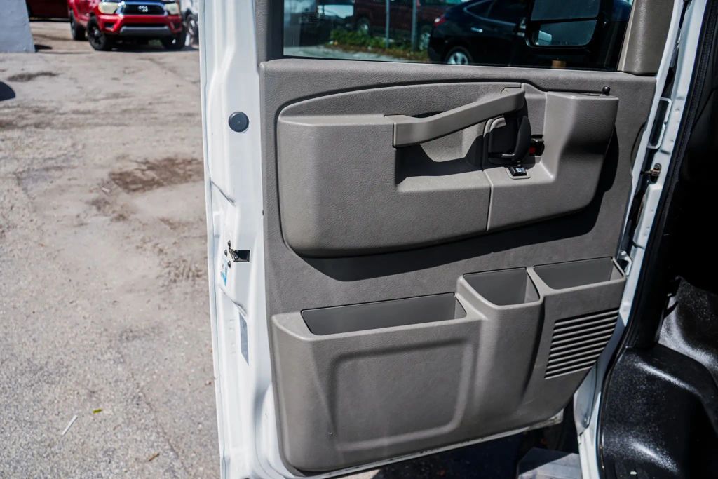 
								2017 Chevrolet Express 2500 Cargo Extended Van 3D full									