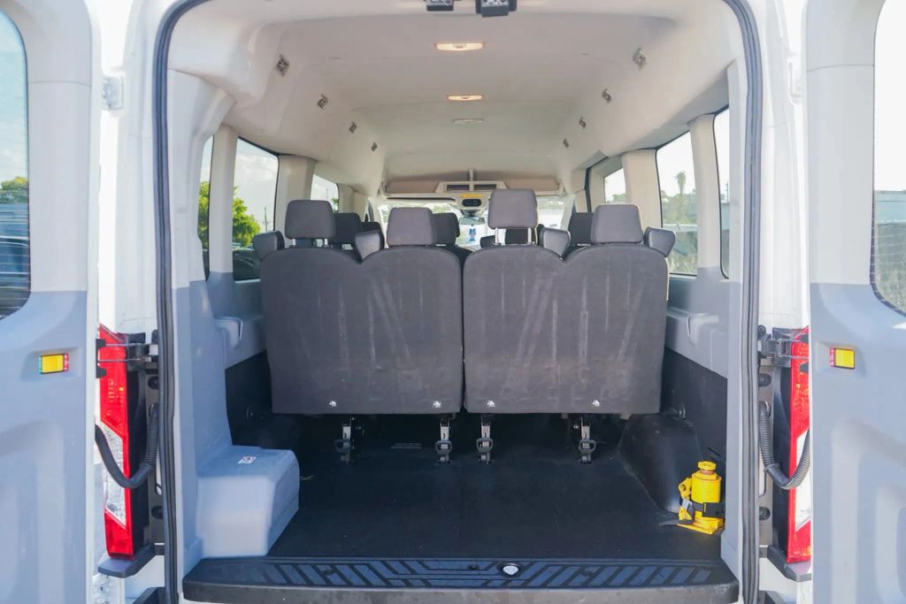 
								2018 Ford Transit 350 Wagon XLT w/Medium Roof w/Sliding Side Door Van 3D full									