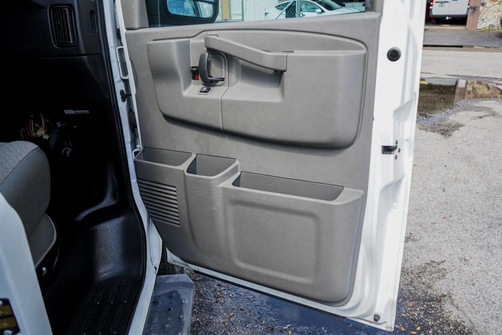 
								2017 Chevrolet Express 2500 Cargo Extended Van 3D full									