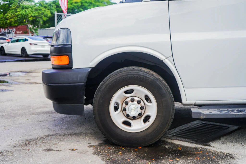 
								2017 Chevrolet Express 2500 Cargo Extended Van 3D full									