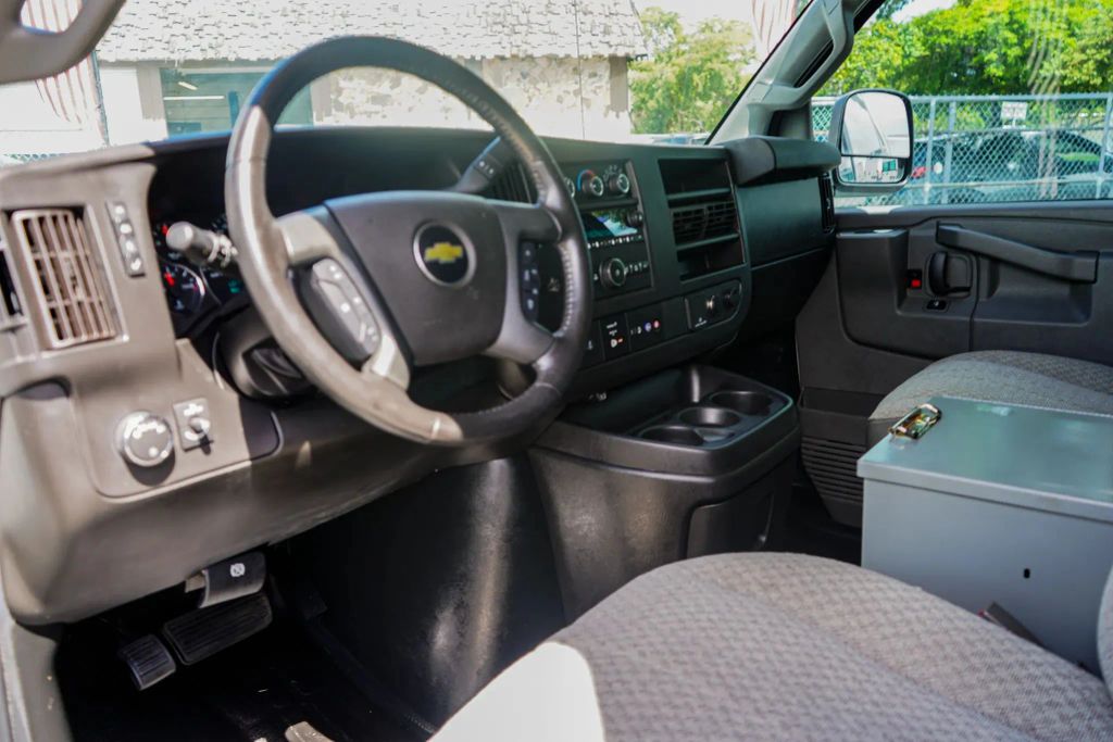 
								2017 Chevrolet Express 2500 Cargo Extended Van 3D full									