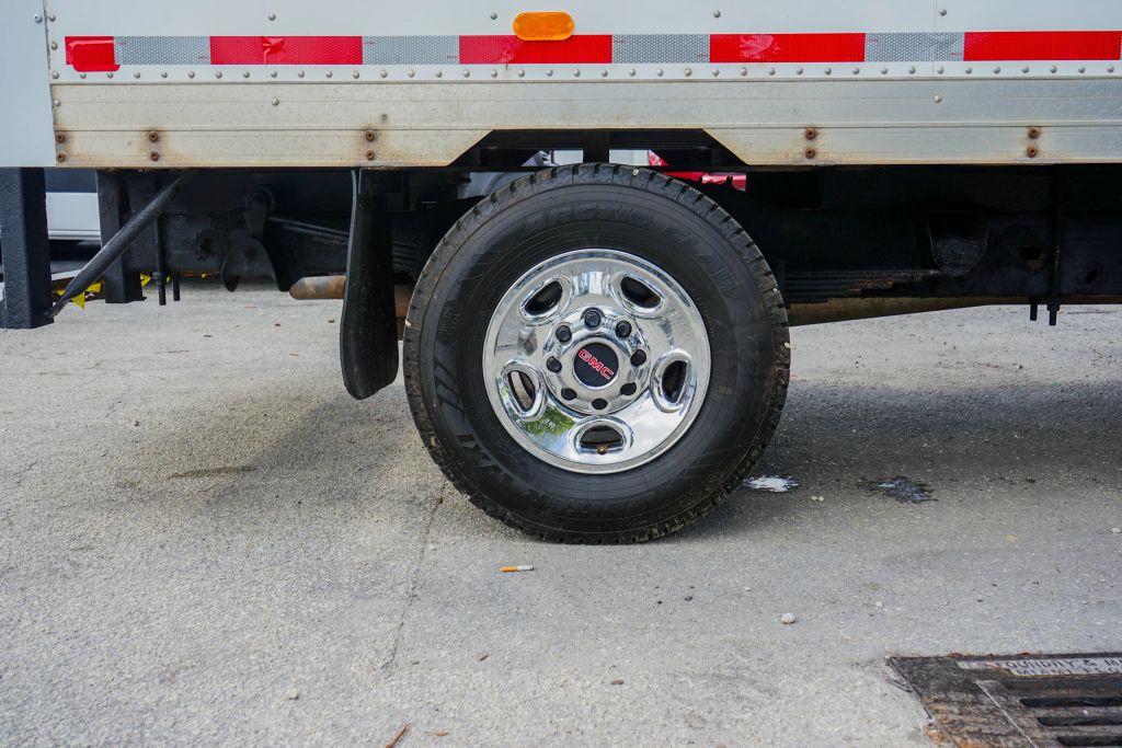 
								2015 GMC Savana Commercial Cutaway Van Cab-Chassis 2D full									