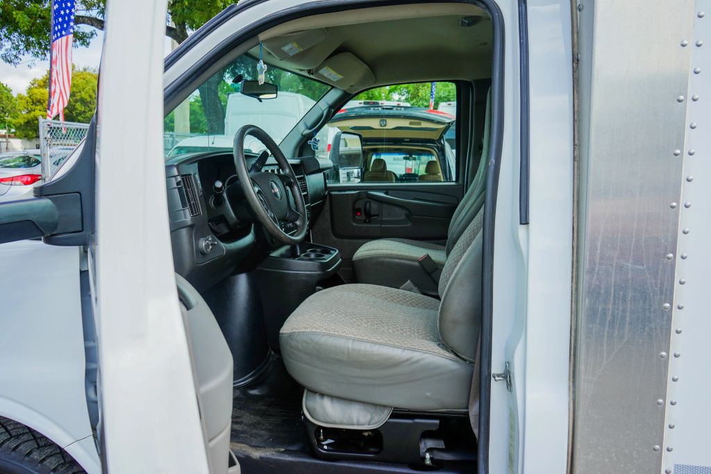 
								2015 GMC Savana Commercial Cutaway Van Cab-Chassis 2D full									