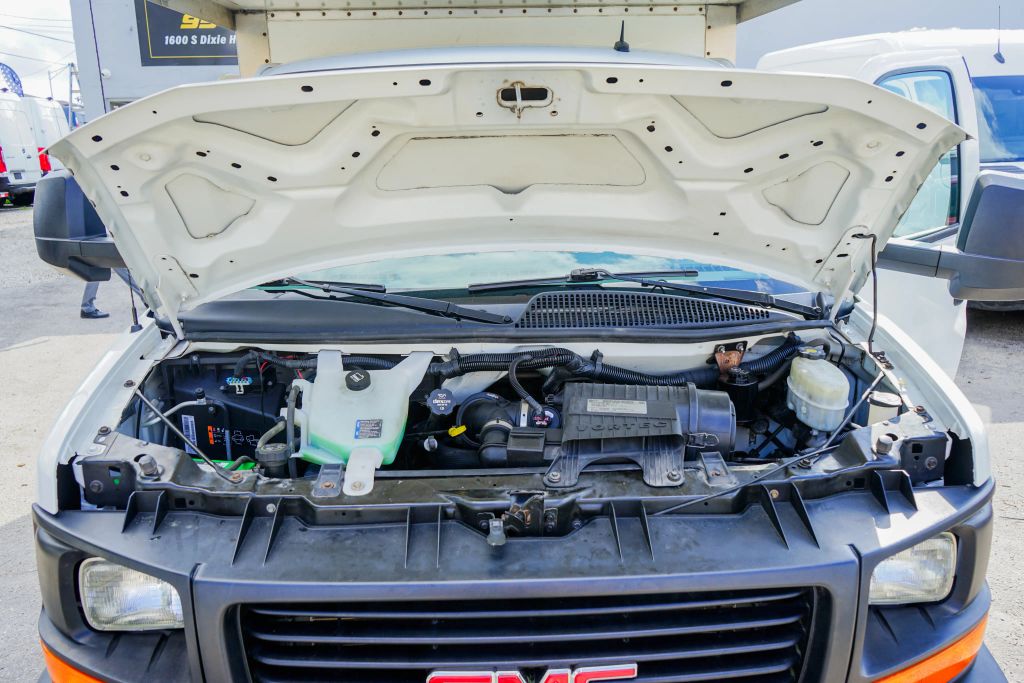 
								2015 GMC Savana Commercial Cutaway Van Cab-Chassis 2D full									