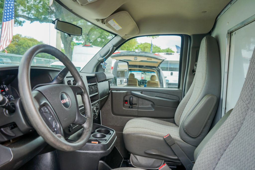 
								2015 GMC Savana Commercial Cutaway Van Cab-Chassis 2D full									