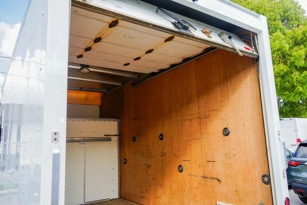 
								2015 GMC Savana Commercial Cutaway Van Cab-Chassis 2D full									