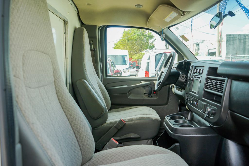 
								2015 GMC Savana Commercial Cutaway Van Cab-Chassis 2D full									