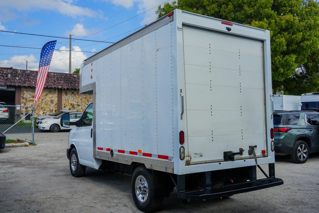 
								2015 GMC Savana Commercial Cutaway Van Cab-Chassis 2D full									