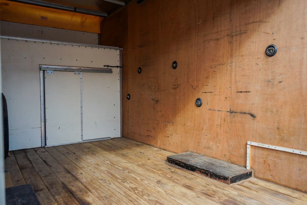 
								2015 GMC Savana Commercial Cutaway Van Cab-Chassis 2D full									