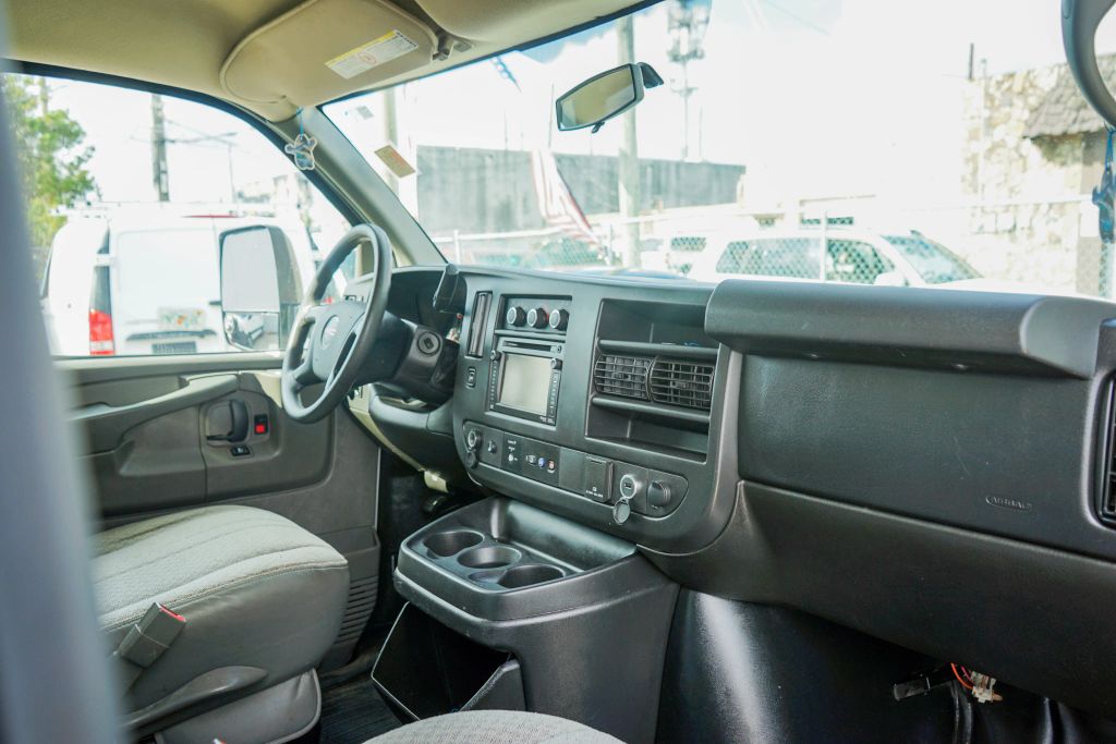 
								2015 GMC Savana Commercial Cutaway Van Cab-Chassis 2D full									