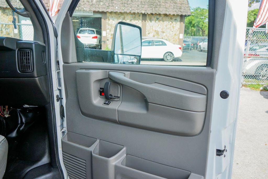 
								2015 GMC Savana Commercial Cutaway Van Cab-Chassis 2D full									