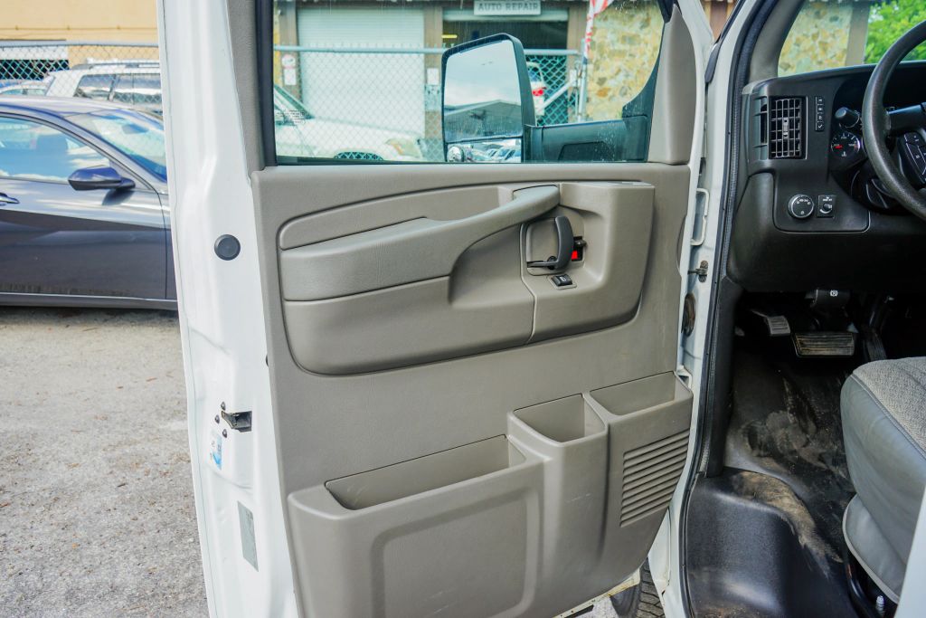 
								2015 GMC Savana Commercial Cutaway Van Cab-Chassis 2D full									
