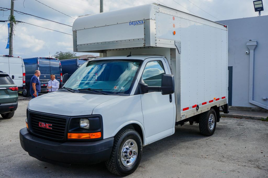 
								2015 GMC Savana Commercial Cutaway Van Cab-Chassis 2D full									
