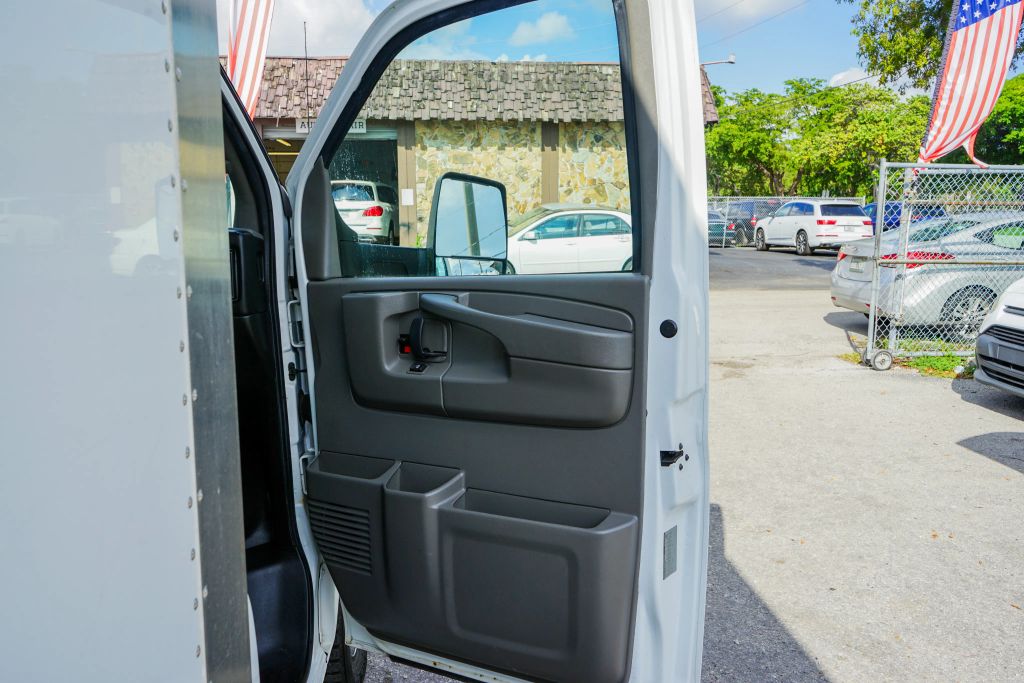 
								2015 GMC Savana Commercial Cutaway Van Cab-Chassis 2D full									