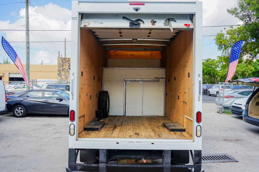 
								2015 GMC Savana Commercial Cutaway Van Cab-Chassis 2D full									